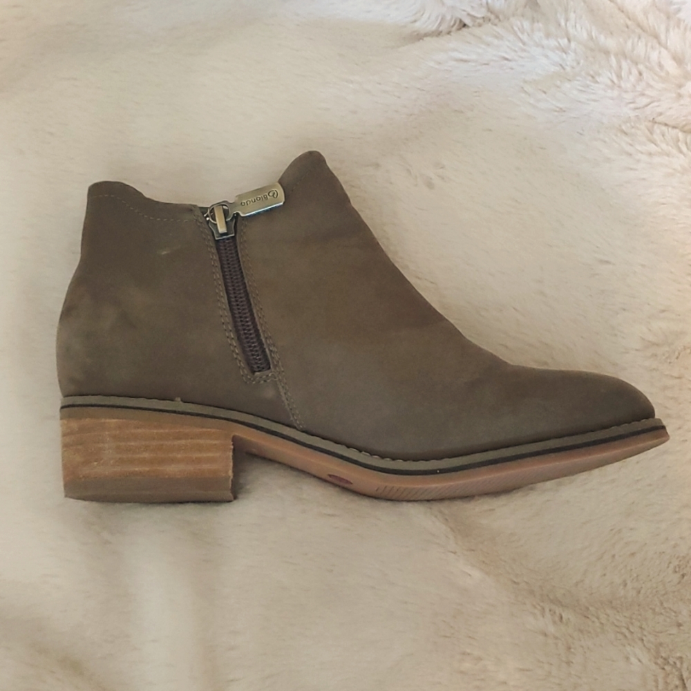Blonde Waterproof genuine leather booties. Size 6 1/2 M. - Picture 2 of 7